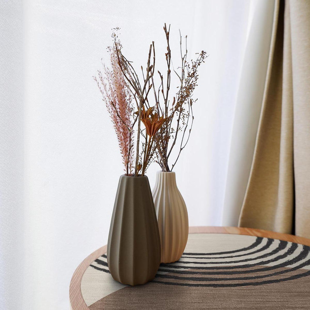 Vase of flowers on a round placemat